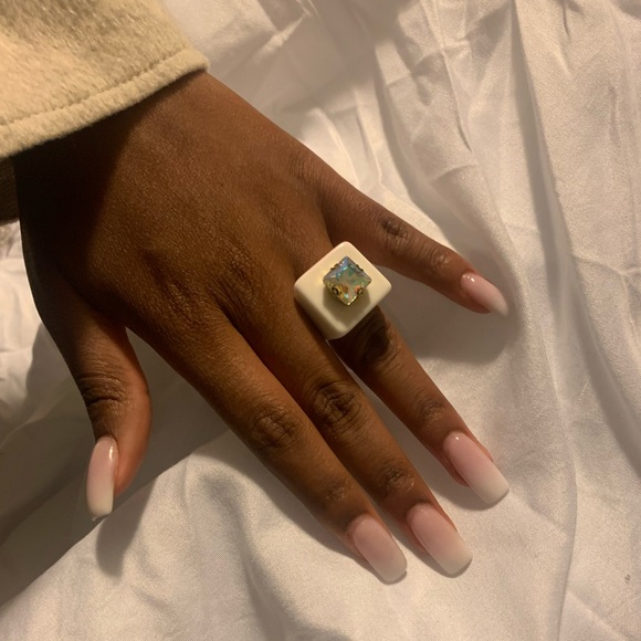 NEW VINTAGE CHUNKY WHITE RING - Picture 5 of 5